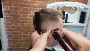 Как подстричь мужчину что бы волосы лежали набок? // Стрижки с укладкой набок // Аккуратная стрижка