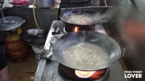 Malaysian Street Food in Petaling Jaya, Malaysia | Charcoal Hokkien Mee with Banana Leaf!