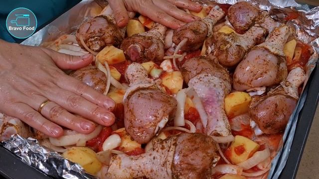 Ароматная курица в томатном соусе с картофелем в духовке! Bravo Food! смотреть онлайн