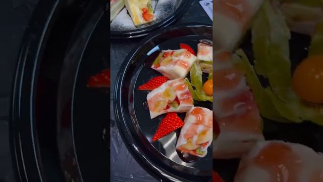 СЛАДКИЕ РОЛЛЫ! Клубничный и карамельный  роллы!😋💙 #спб #доставкаспб #морепродукты #food #sweet