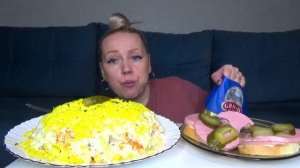 МУКБАНГ САЛАТ МИМОЗА, БУТЕРБРОДЫ С КОЛБАСОЙ/Mukbang еда на камеру/Русский мукбанг/Домашняя еда/