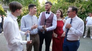 Комик снова пришел на выпускной