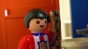 Школьный туалет закрыт Миша делает это прямо в коридоре Playmobil истории