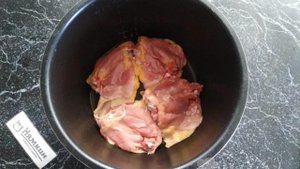 Тушеные куриные бедра с луком и морковью в мультиварке