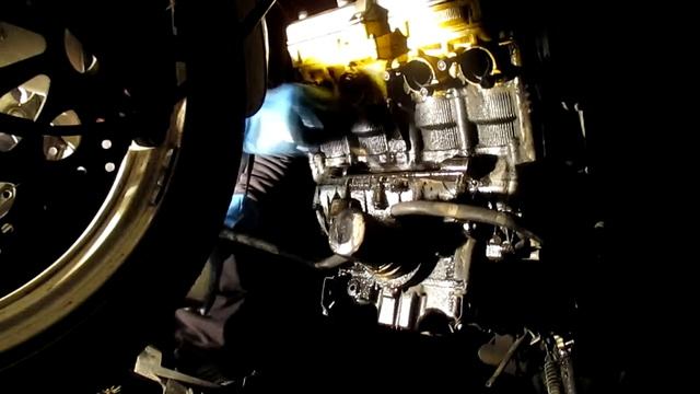 Внешняя очистка двигателя мотоцикла