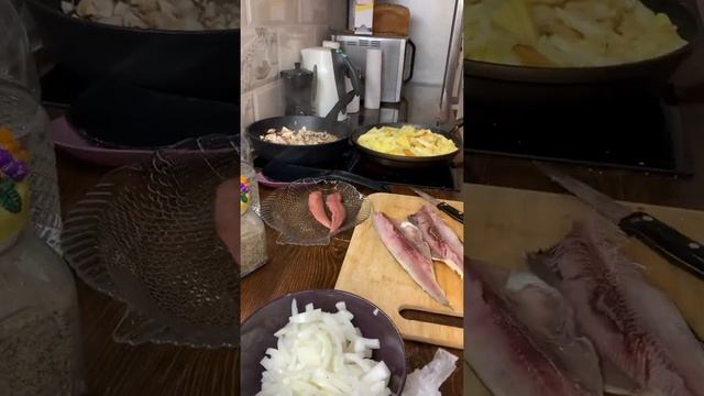 Готовлю ужин. Картошка с грибами, селёдка и килька