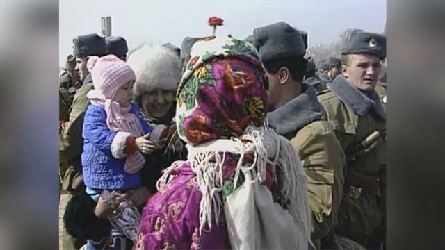 Мать встретила сына солдата на пограничном посту. Вывод войск из Афганистана. 1989 г