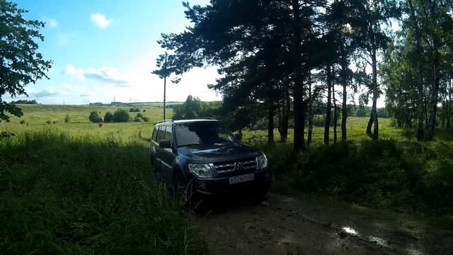 Mitsubishi Pajero 4, 3 литра без заднего блока на глине в горку. смотреть онлайн