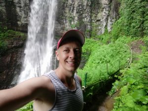 Путешествую автостопом с палаткой по Абхазии. Водопад