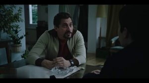 В их шкафу поселился незнакомец, чтоб наблюдать за всем что они делают..