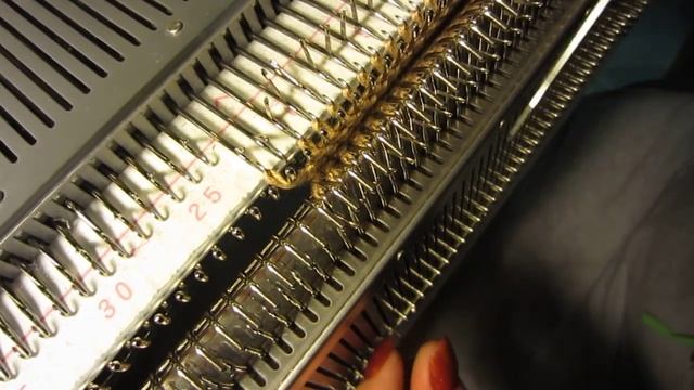 Как прибавлять петли при вязании рукава по кругу. смотреть онлайн