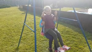 Как нужно качаться с друзьями на качелях