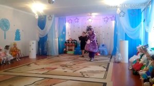 Лунтик празднует день рождение новогодней ёлочки ??