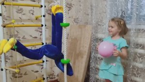 Хагги вагги повторяет упражнения на шведской стенке