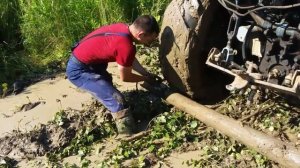 Хороший способ вытащить трактор из грязи! Засели, так засели!