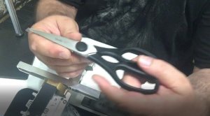 Кровавый репортаж о заточке кухонных ножниц , с помощью приспособления , на станке как бритва