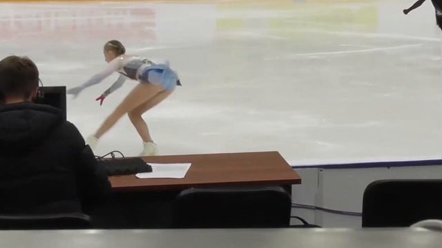 Тройные аксели на разминке. Опытная Елизавета Туктамышева и дебютантка Софья Муравьева.Контр.прокат смотреть онлайн