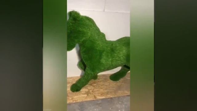 Конь, лошадь из искусственной травы, топиари, топиарий