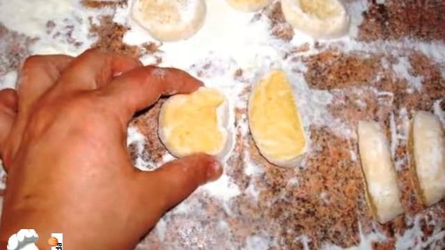 Творожные пончики, жареные в масле, калачики