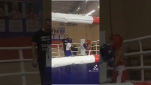 Бокс детские бои. Маленький боксёр против высокого боксёра