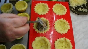 Закусочные картофельные тарталетки с грибами.