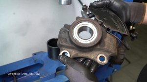 How to change front wheel bearing on VW SHARAN 1 [TUTORIAL AUTODOC]