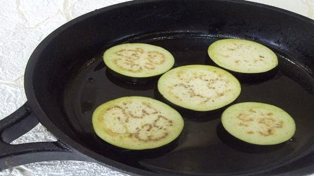 Горячая закуска из баклажанов и помидоров под сыром