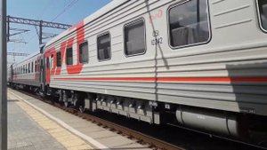 Электровоз ЧС4т с пассажирским поездом Москва-Дербент и приветливой бригадой