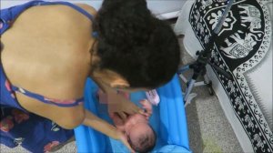 Мастер Класс купания младенца. Как правильно купать новорожденного первый раз в надувной ванночке