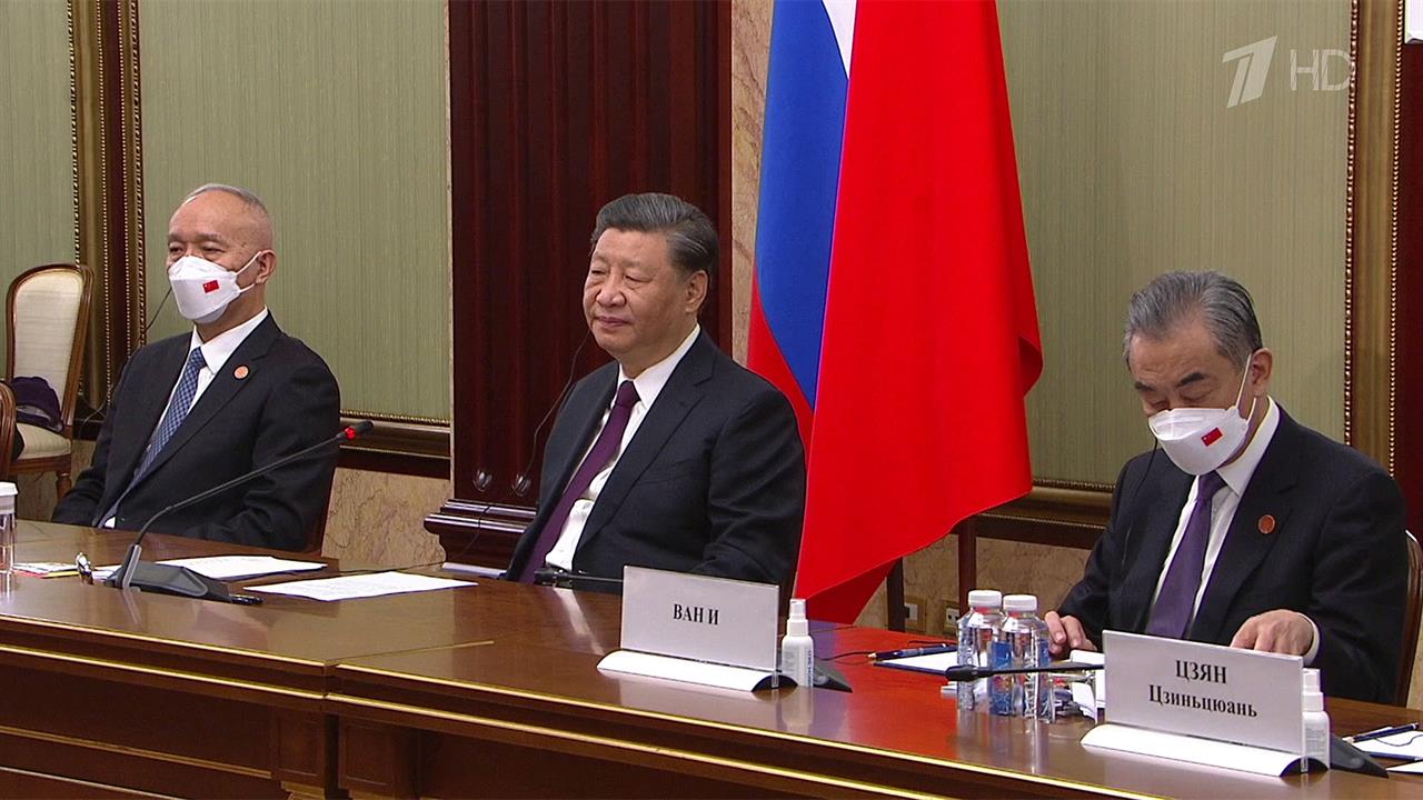 Основной день визита китайского лидера начался со встречи в Доме правительства
