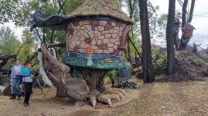 Домик  любовника  Бабы  Яги , поляна  барбекю  в  лесу.