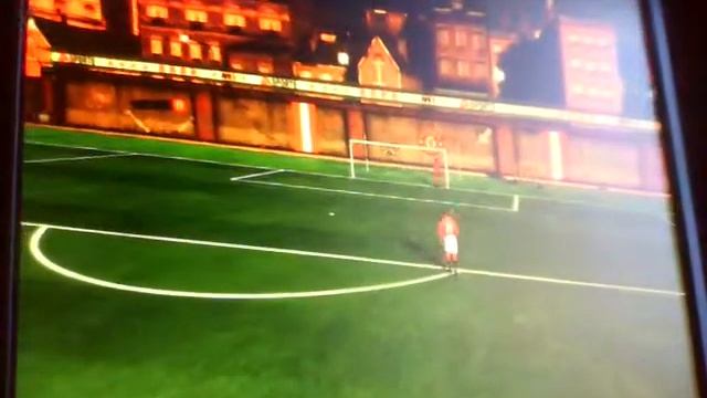 УЧИМ ЗАБИВАТЬ ГОЛЫ В ФИФА 11 смотреть онлайн