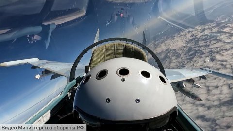 В Минобороны РФ показали работу истребителей Су-35С