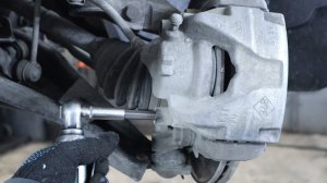 Замена колодок на Дастере и смазывание пальцев направляющих