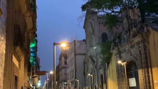 То ли бочата, то ли меренге в переулках Мехико в центральном районе Зокало. (Накануне пандемии) смотреть онлайн