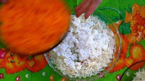 Салат из моркови с сыром и яйцом.