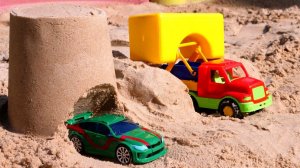 Моя песочница! Строим гараж для машинки из песка и конструктора! Игры на улице для самых маленьких