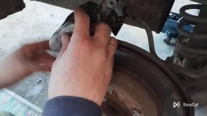Замена тормозных колодок на Geely Emgrand, или как вдавить поршень суппорта