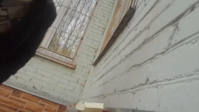 Установили 40 маяков на трещины в стенах