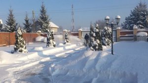 Уборка снега электрическим снегоуборщиком HYUNDAI 2000 Вт.