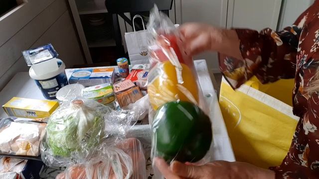 Распаковка продуктов. И ещё себе любимой... смотреть онлайн