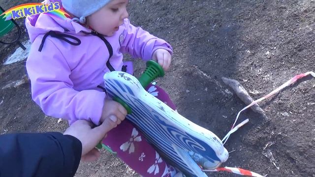 Дети играют на детской площадке Катаются с горки Играют в Песочнице Катаются на качельках. KiKiKids смотреть онлайн