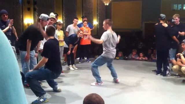 Ага и Вилли Эпилепсия VS Казим и Лил Кес («FREE PEOPLE DANCE») смотреть онлайн