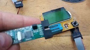 Транзистор тестер LCR-T4 загорается экран но ничего не показывает. Ремонт. Прошивка.