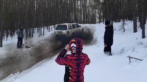 Нива с блокировками прёт как танк! Внедорожники пробивают снежный подъём