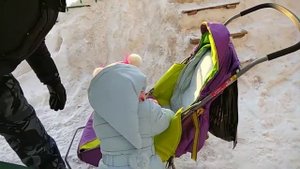 Алиса и папа гуляют на улице Катаются с ГОРКИ