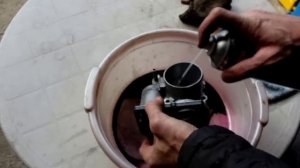 Toyota RAV4 Тойота РАВ4 2011 года Снимаем и моем дроссельную заслонку