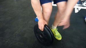 Силовой подъём двух блинов 15 и 20 кг щипковым хватом