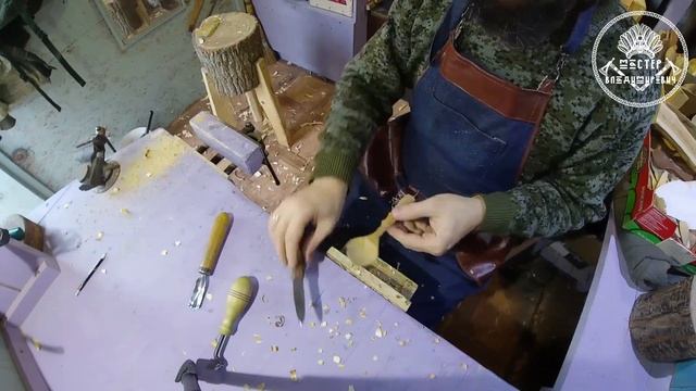 Деревянная ложка и простая геометрическая резьба