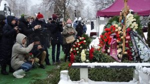 БОЛЬНО ДО СЛЁЗ! ШОКИРУЮЩИЕ КАДРЫ! Как выглядит могила Леонида Куравлёва после похорон?
